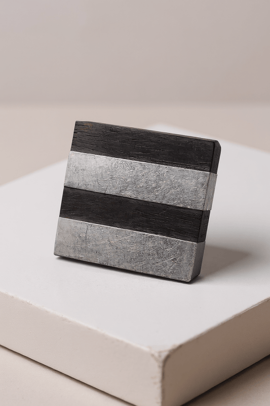 Pieza Única: Anillo Moderno Hecho a Mano con Ébano y Metal - My Cuqui Shop #