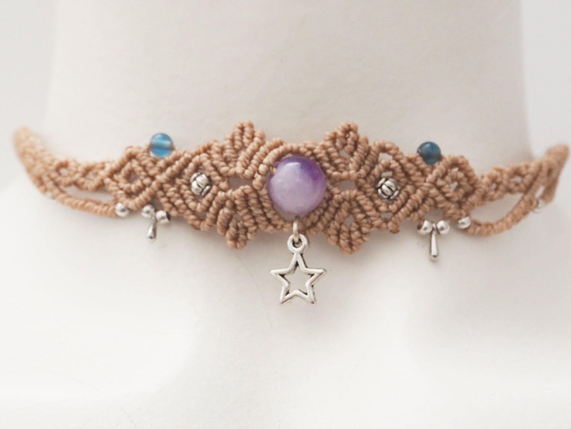 Pieza Única "Estrella Guardiana": Choker de Micromacramé con Amatista y Dijes - My Cuqui Shop #