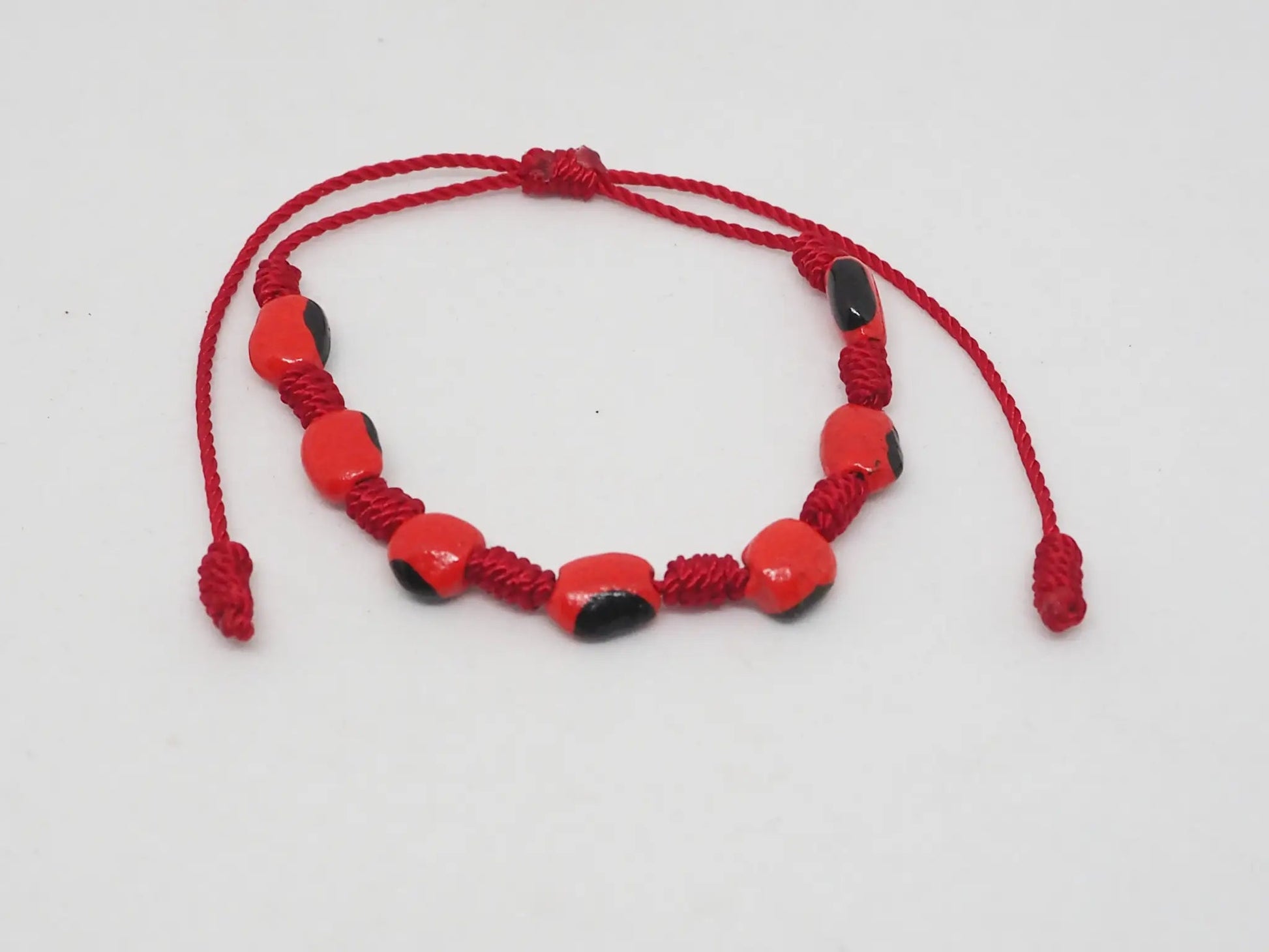 Pulsera Amuleto " Huay de la Suerte" en Hilo Rojo - dijes cerámica - My Cuqui Shop