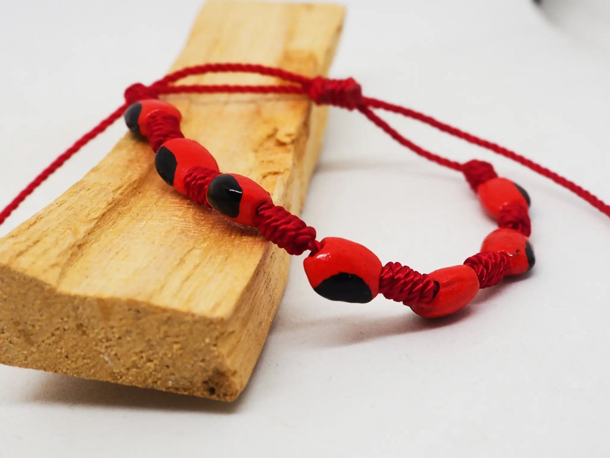 Pulsera Amuleto " Huay de la Suerte" en Hilo Rojo - dijes cerámica - My Cuqui Shop