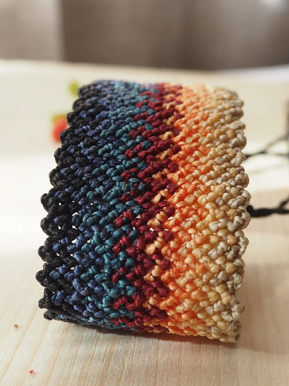 Pulsera en macramé ancha . Colores naranja y azul - My Cuqui
