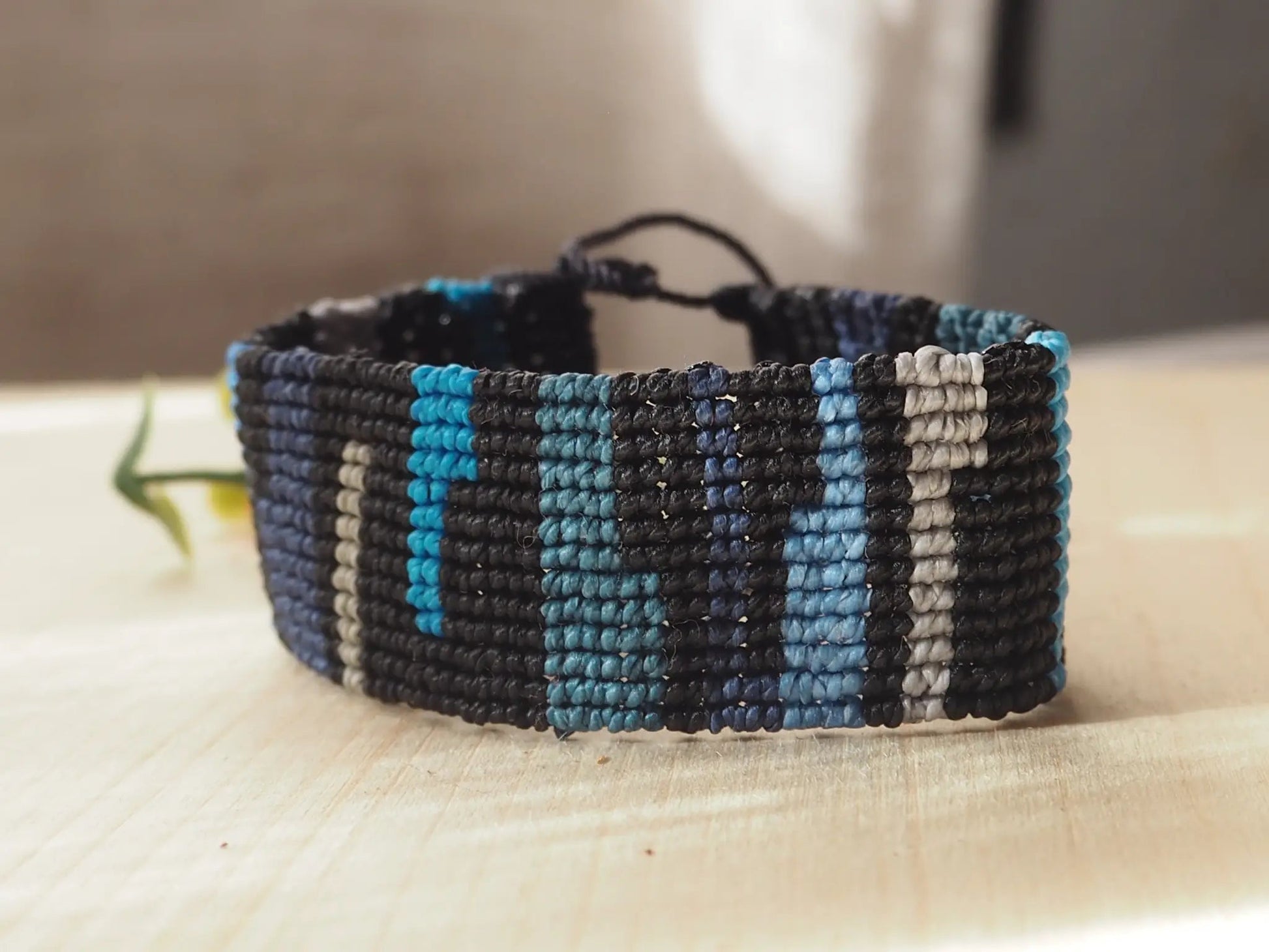 Pulsera en macramé en tonos negro y azules - My Cuqui