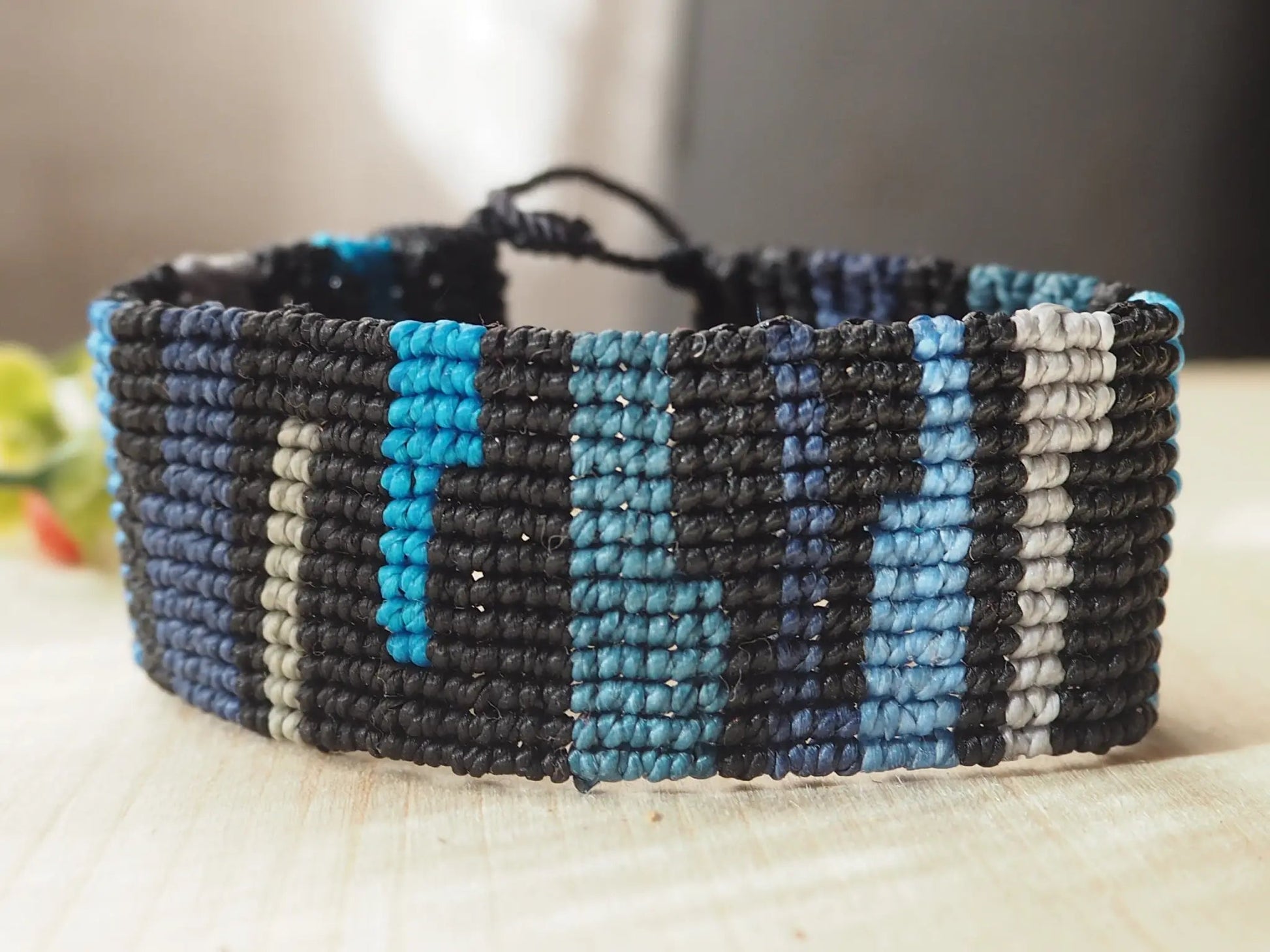 Pulsera en macramé en tonos negro y azules - My Cuqui