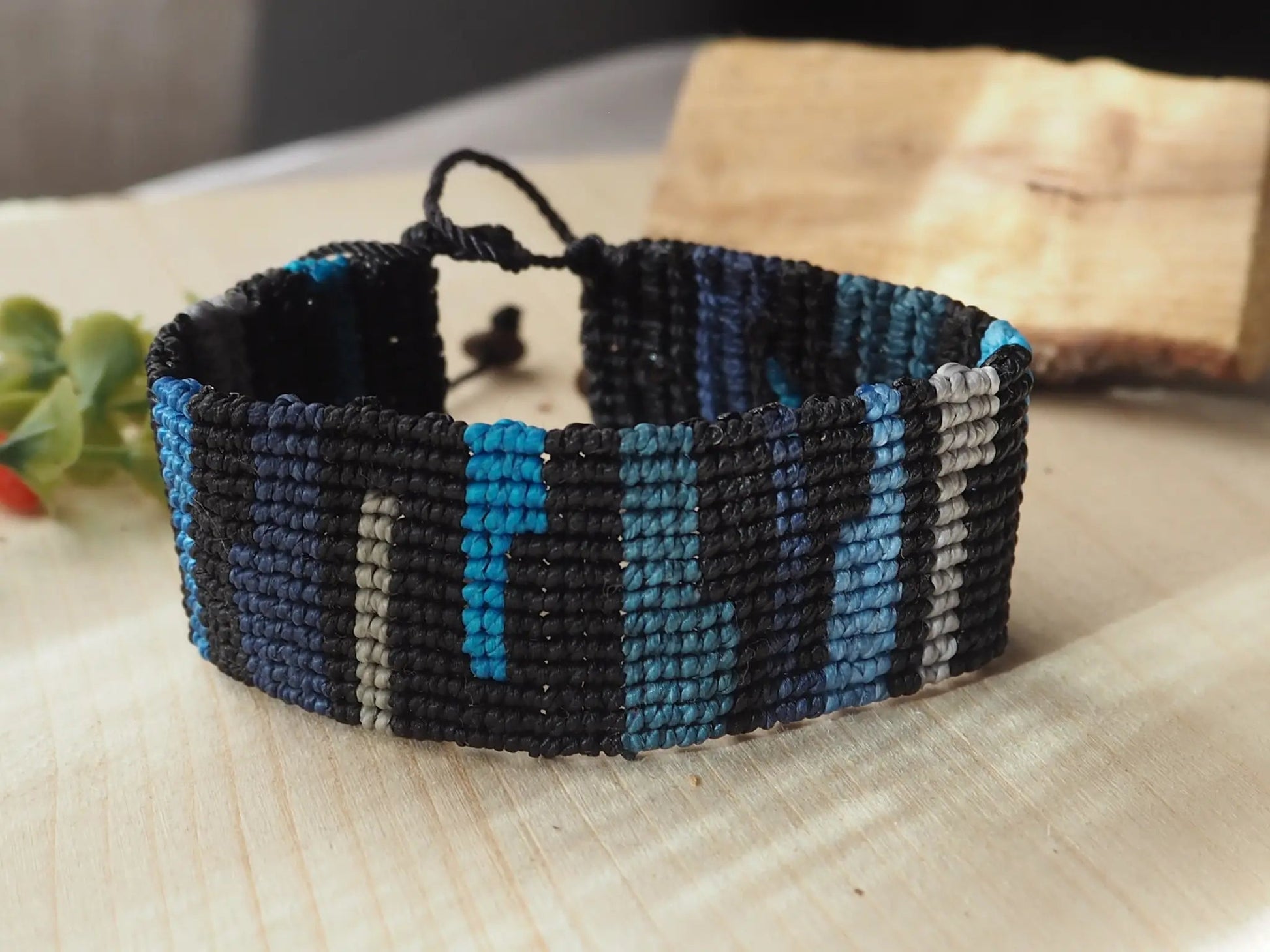 Pulsera en macramé en tonos negro y azules - My Cuqui