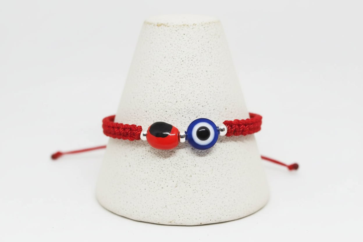 Pulsera Hilo Rojo con Ojo Turco y Cuenta Huayruro (Cerámica) - My Cuqui Shop
