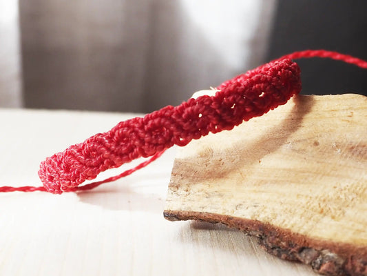 Pulsera roja en macramé - amuleto de protección - My Cuqui