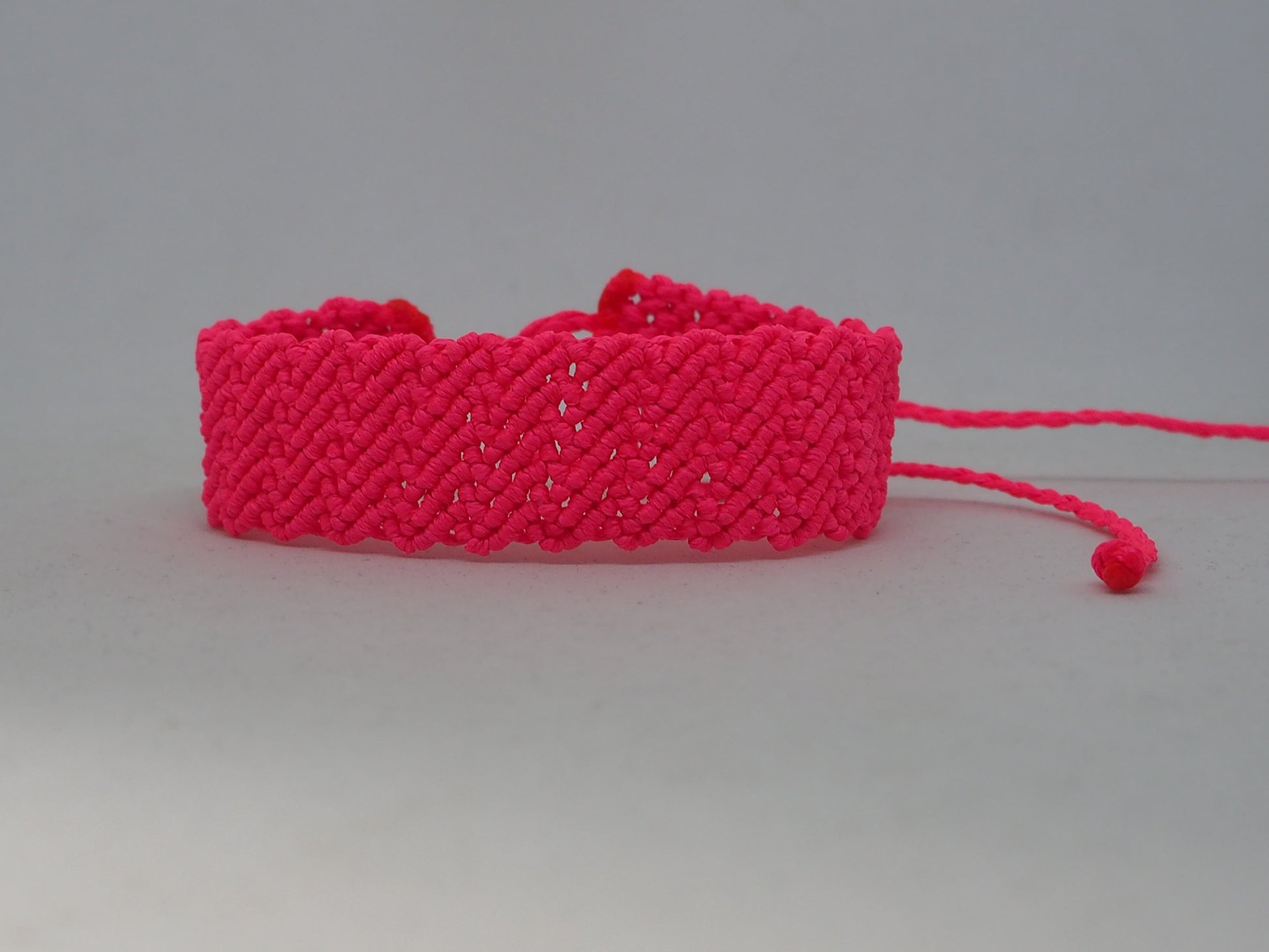 Pulseras Anchas de Macramé Fucsia Neón | Hilo Encerado Vibrante - My Cuqui Shop #