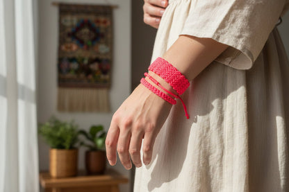 Pulseras Anchas de Macramé Fucsia Neón | Hilo Encerado Vibrante - My Cuqui Shop