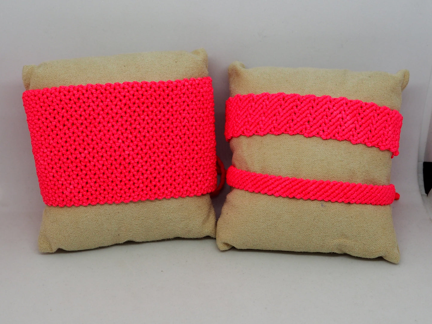 Pulseras Anchas de Macramé Fucsia Neón | Hilo Encerado Vibrante - My Cuqui Shop #