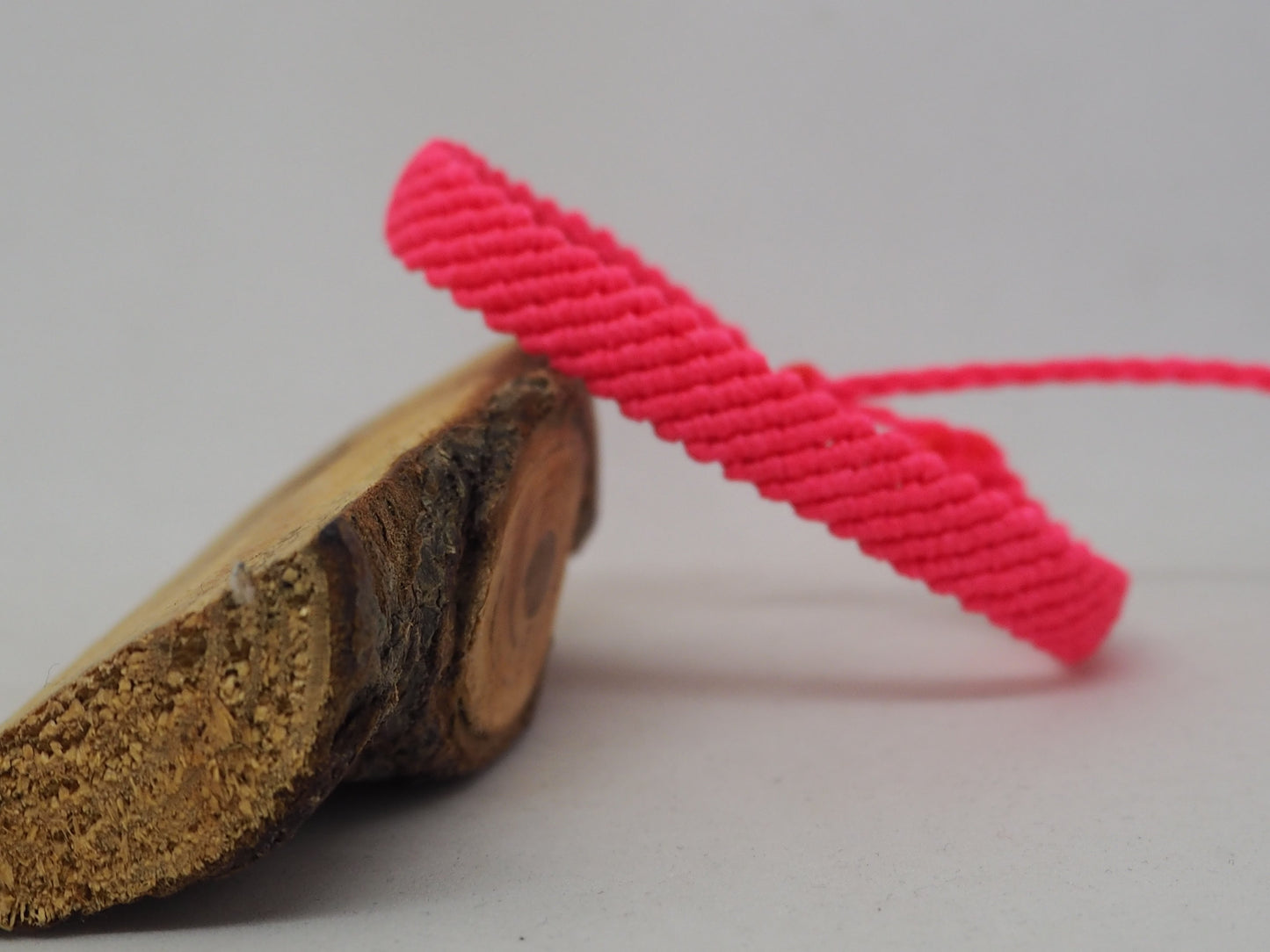 Pulseras Anchas de Macramé Fucsia Neón | Hilo Encerado Vibrante - My Cuqui Shop #