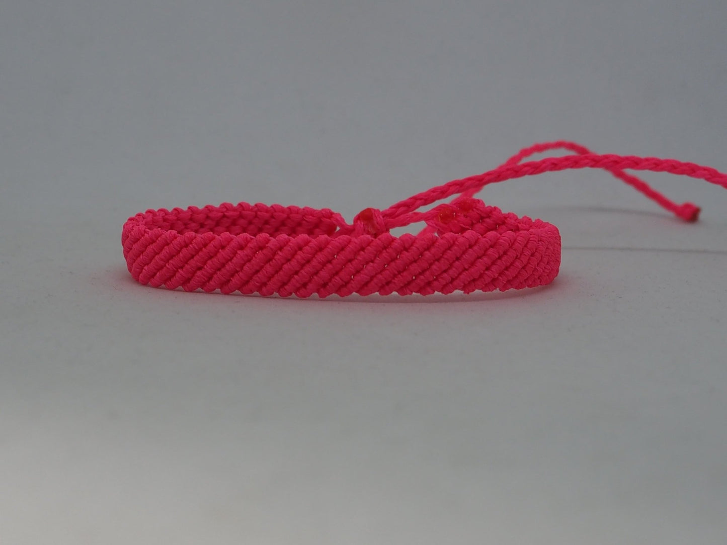 Pulseras Anchas de Macramé Fucsia Neón | Hilo Encerado Vibrante - My Cuqui Shop