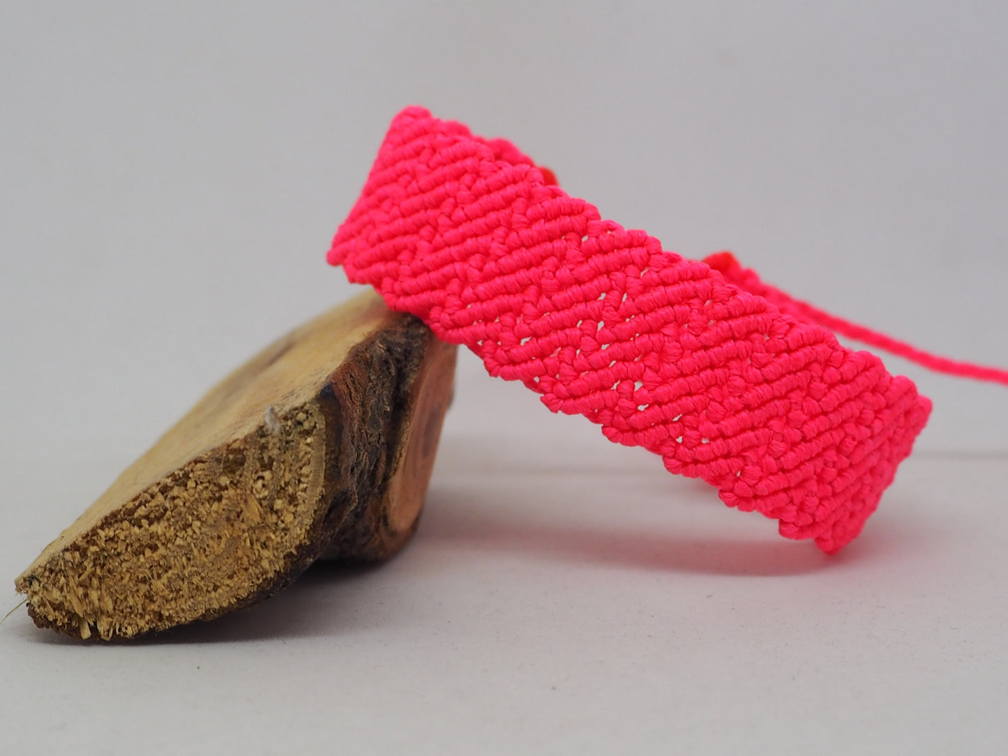 Pulseras Anchas de Macramé Fucsia Neón | Hilo Encerado Vibrante - My Cuqui Shop #