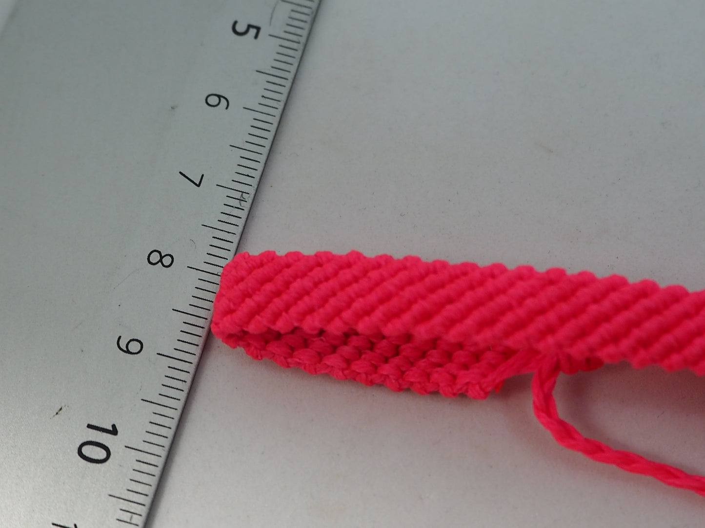 Pulseras Anchas de Macramé Fucsia Neón | Hilo Encerado Vibrante - My Cuqui Shop #