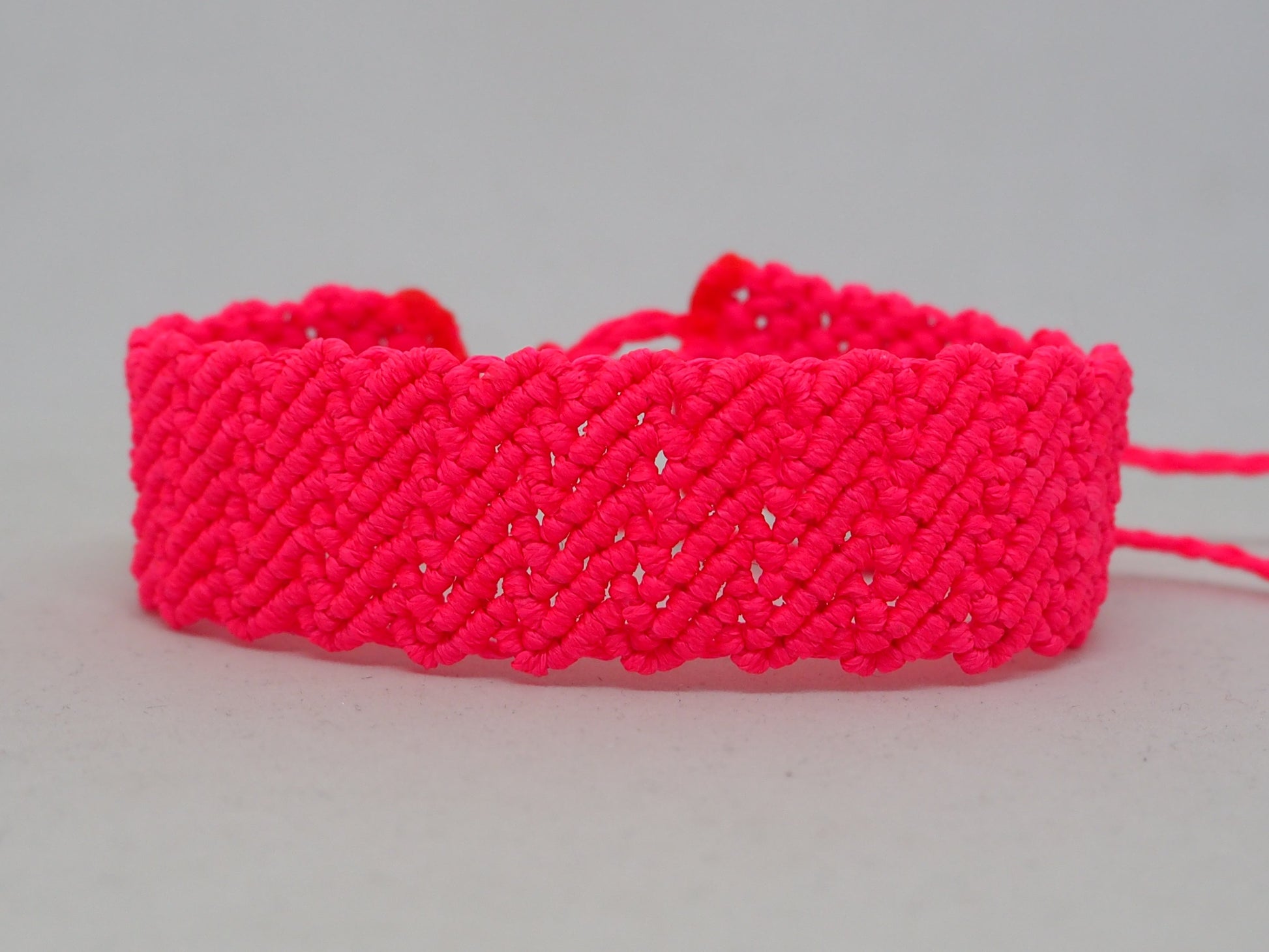 Pulseras Anchas de Macramé Fucsia Neón | Hilo Encerado Vibrante - My Cuqui Shop #