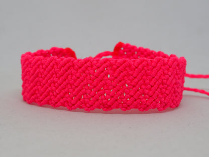 Pulseras Anchas de Macramé Fucsia Neón | Hilo Encerado Vibrante - My Cuqui Shop #