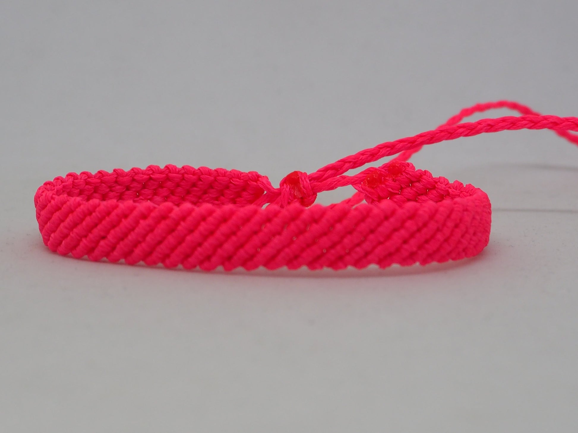 Pulseras Anchas de Macramé Fucsia Neón | Hilo Encerado Vibrante - My Cuqui Shop #