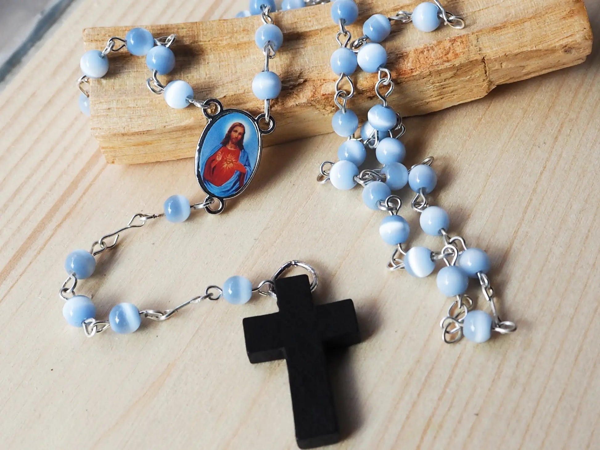 Rosario Cuquis Sagrado Corazón | Cuentas Ojo de Gato Azul y Madera - My Cuqui Shop