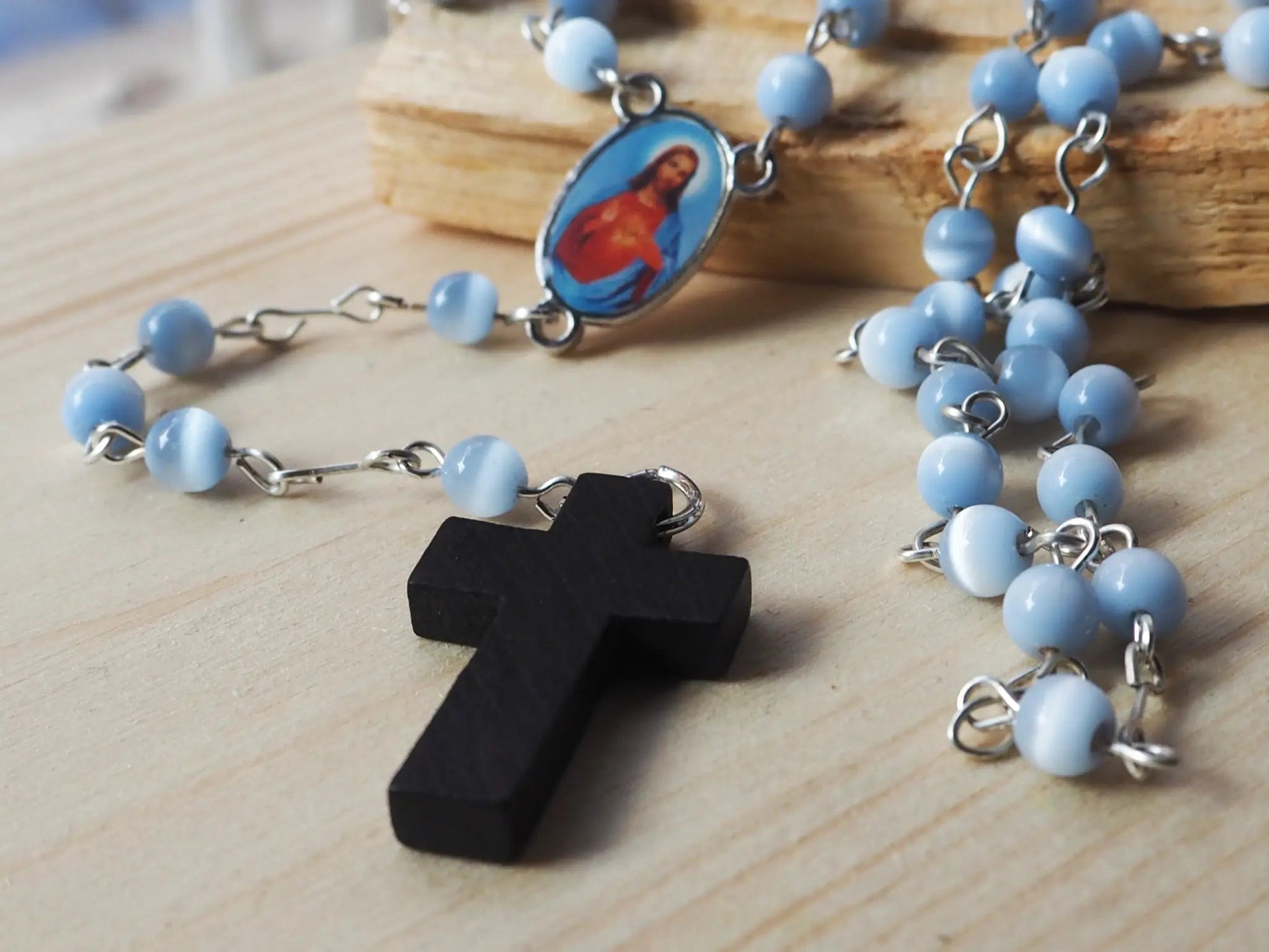 Rosario Cuquis Sagrado Corazón | Cuentas Ojo de Gato Azul y Madera - My Cuqui Shop