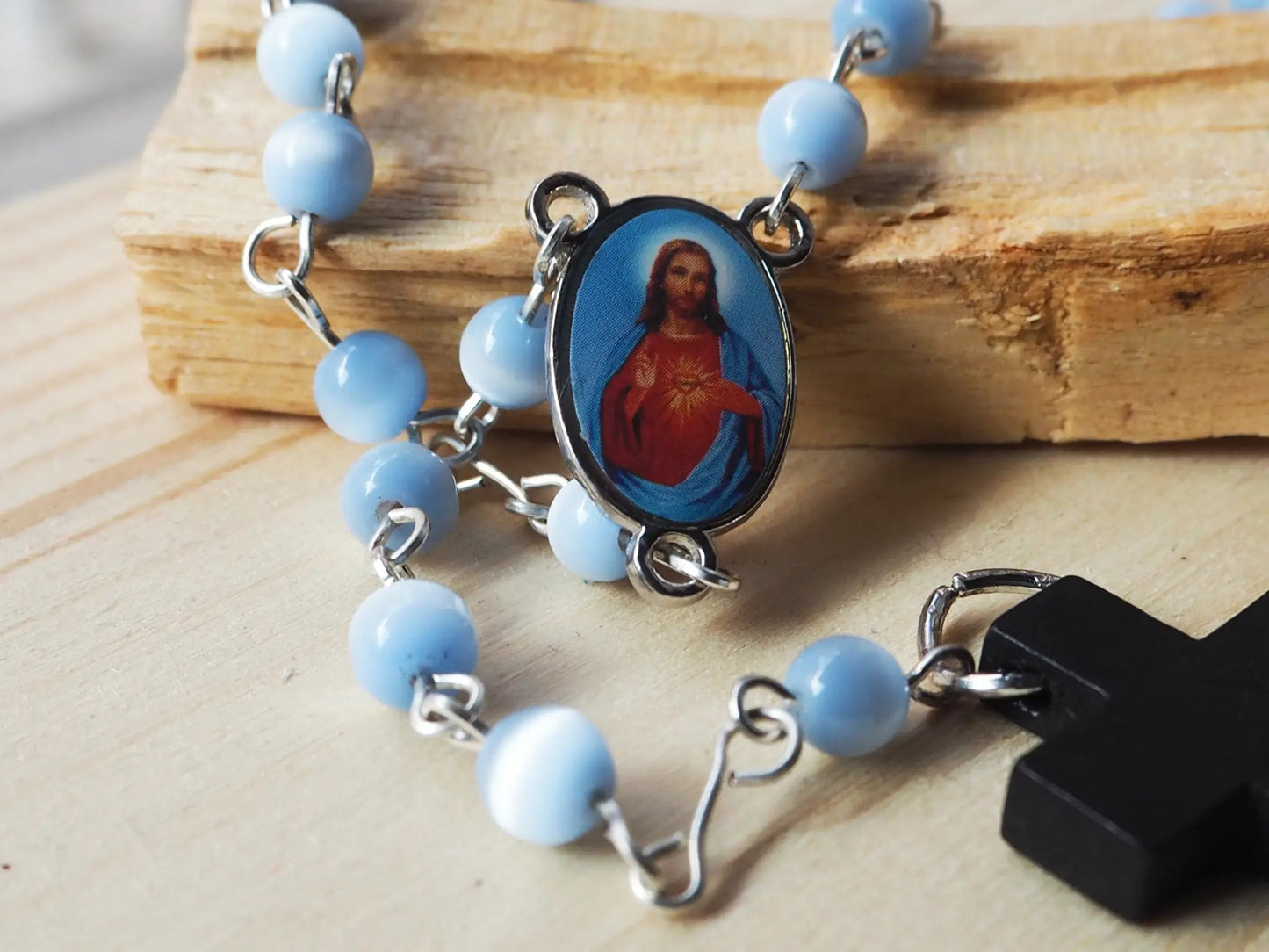 Rosario Cuquis Sagrado Corazón | Cuentas Ojo de Gato Azul y Madera - My Cuqui Shop