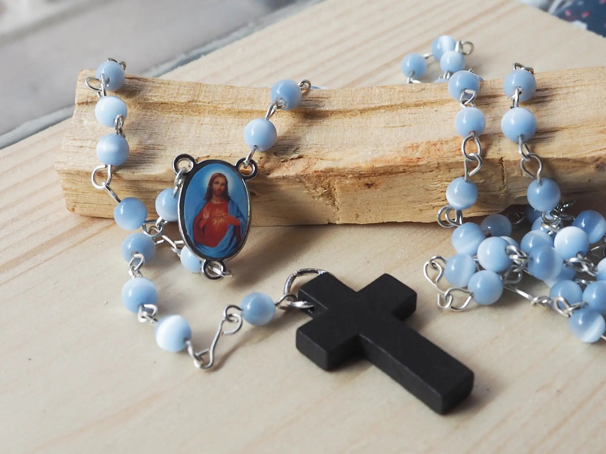 Rosario Cuquis Sagrado Corazón | Cuentas Ojo de Gato Azul y Madera - My Cuqui Shop