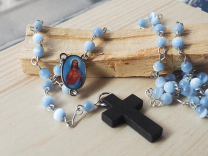 Rosario Cuquis Sagrado Corazón | Cuentas Ojo de Gato Azul y Madera - My Cuqui Shop