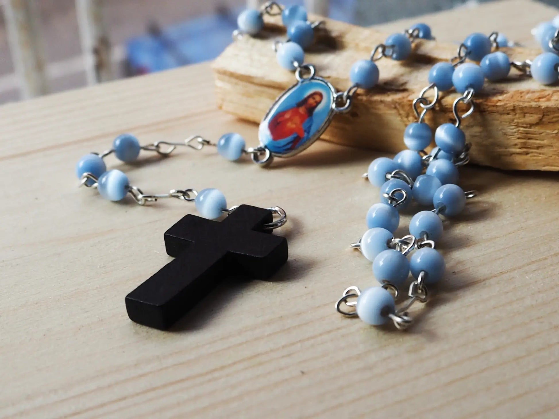 Rosario Cuquis Sagrado Corazón | Cuentas Ojo de Gato Azul y Madera - My Cuqui Shop