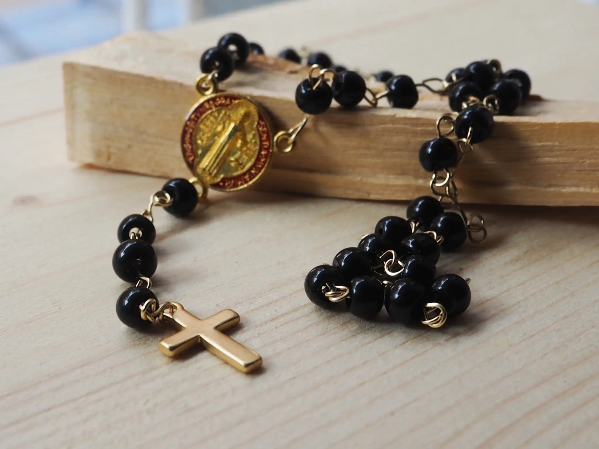 Rosario Cuquis San Benito | Cuentas Cristal Negro y Acero Inoxidable - My Cuqui Shop