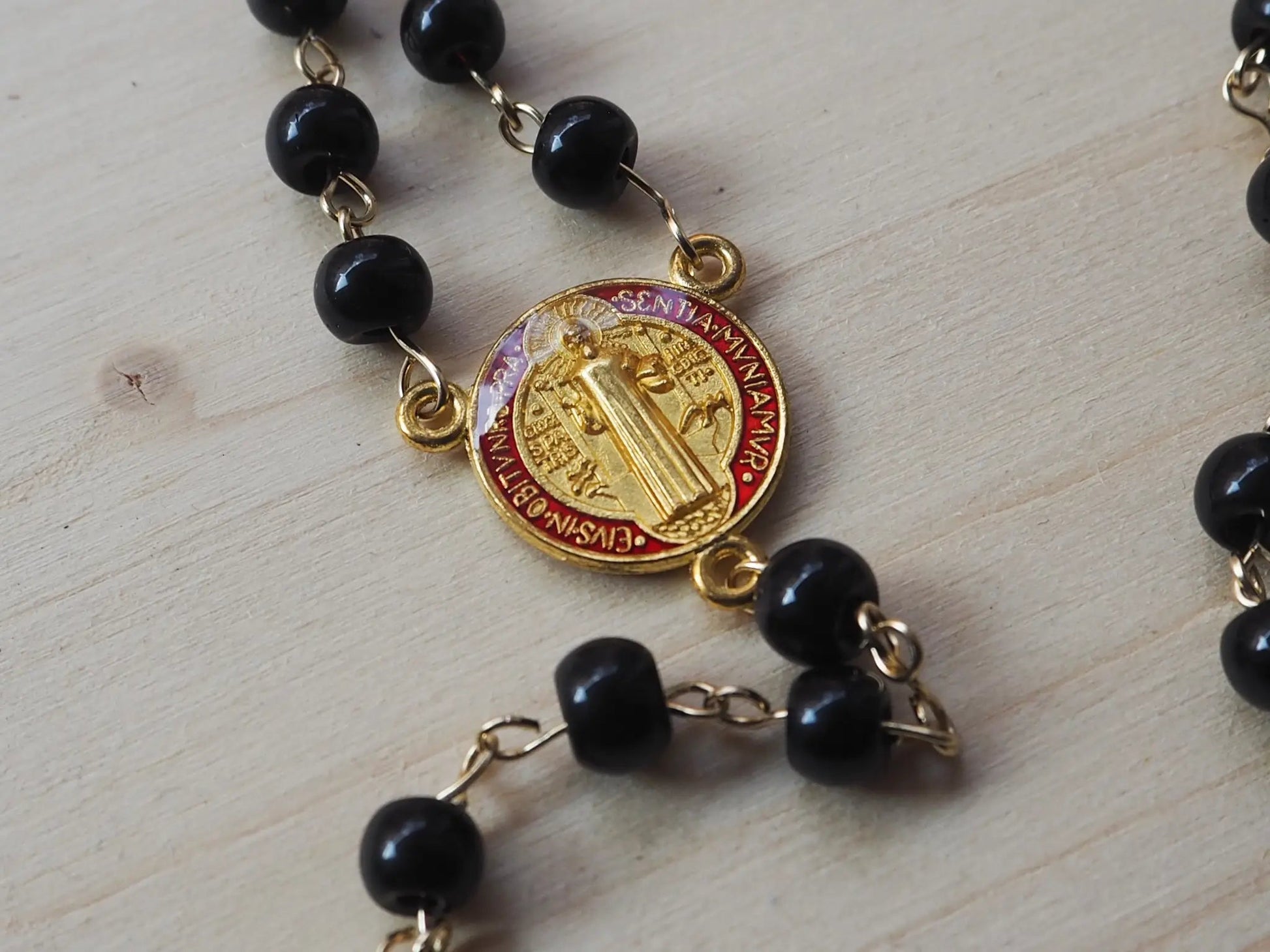 Rosario Cuquis San Benito | Cuentas Cristal Negro y Acero Inoxidable - My Cuqui Shop