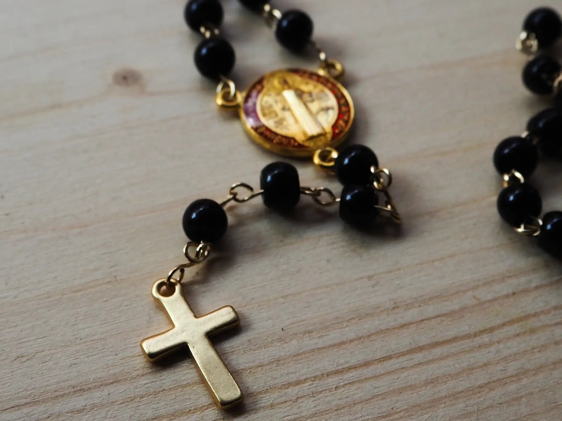 Rosario Cuquis San Benito | Cuentas Cristal Negro y Acero Inoxidable - My Cuqui Shop