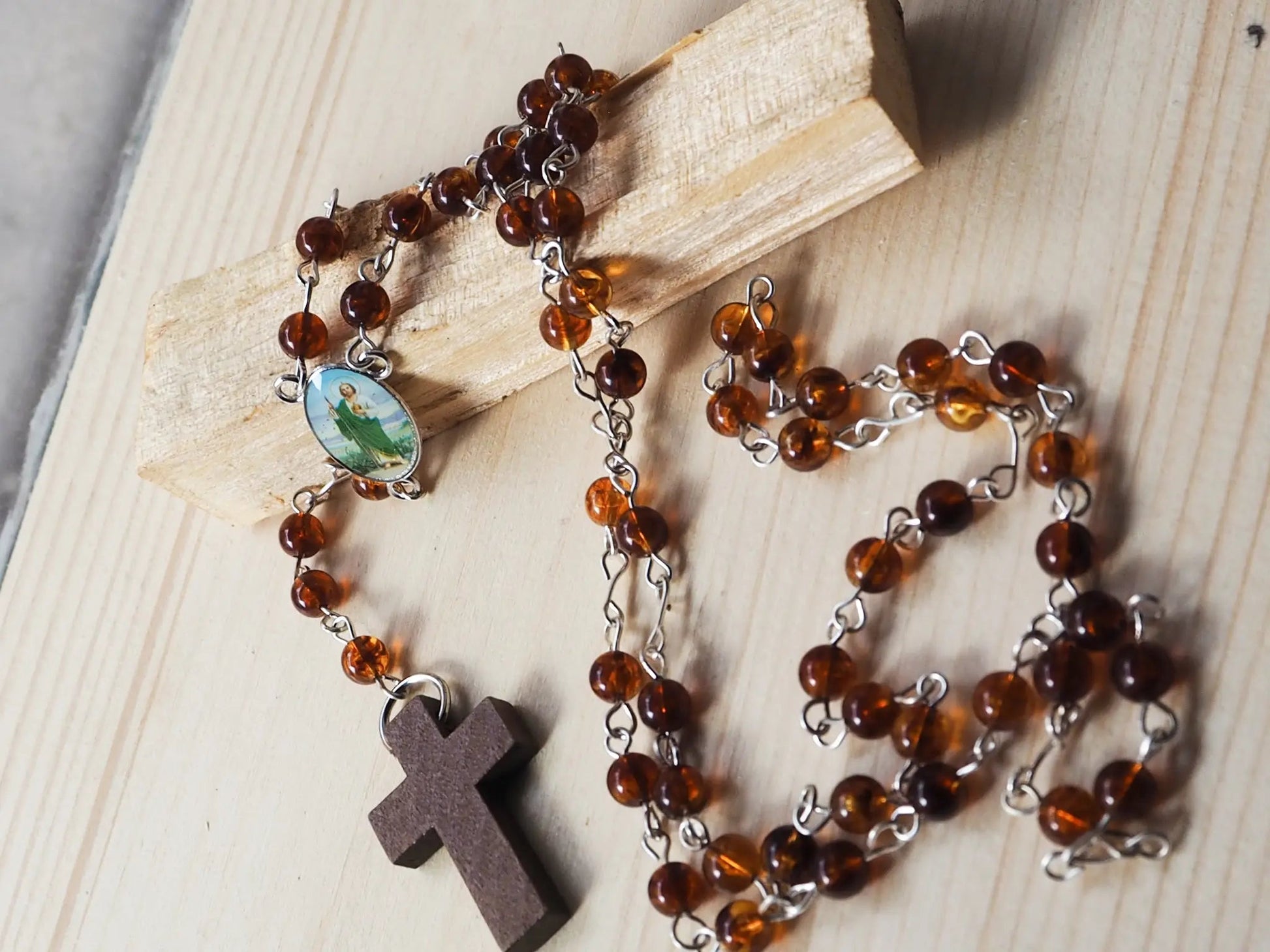 Rosario Cuquis San Judas Tadeo | Cuentas Acrílicas Marrones y Madera - My Cuqui Shop