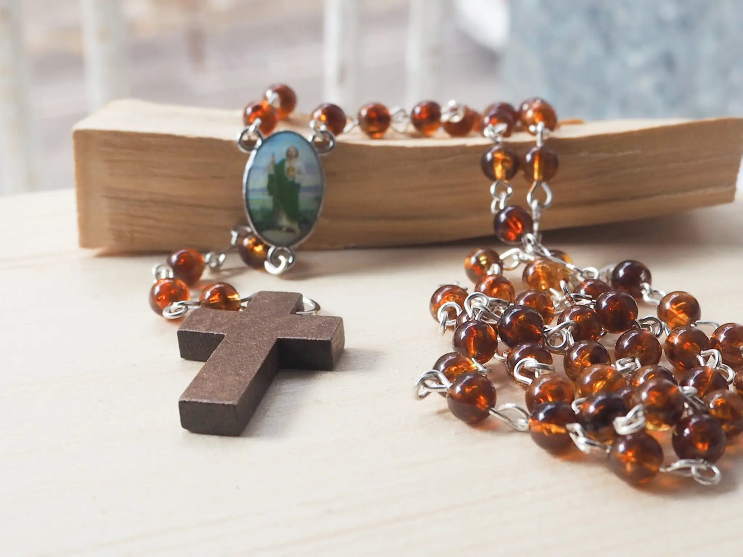 Rosario Cuquis San Judas Tadeo | Cuentas Acrílicas Marrones y Madera - My Cuqui Shop