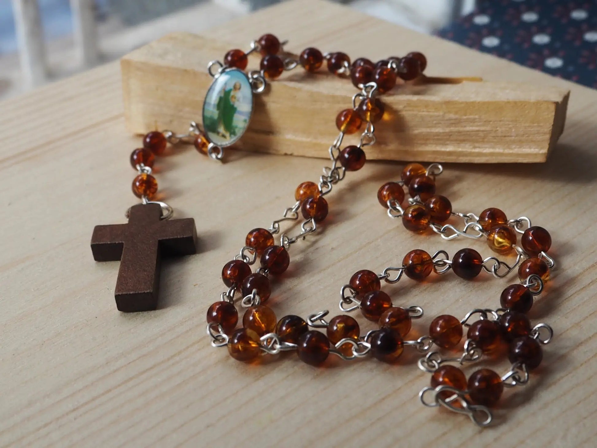 Rosario Cuquis San Judas Tadeo | Cuentas Acrílicas Marrones y Madera - My Cuqui Shop