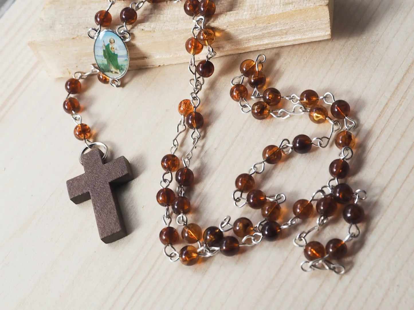 Rosario Cuquis San Judas Tadeo | Cuentas Acrílicas Marrones y Madera - My Cuqui Shop