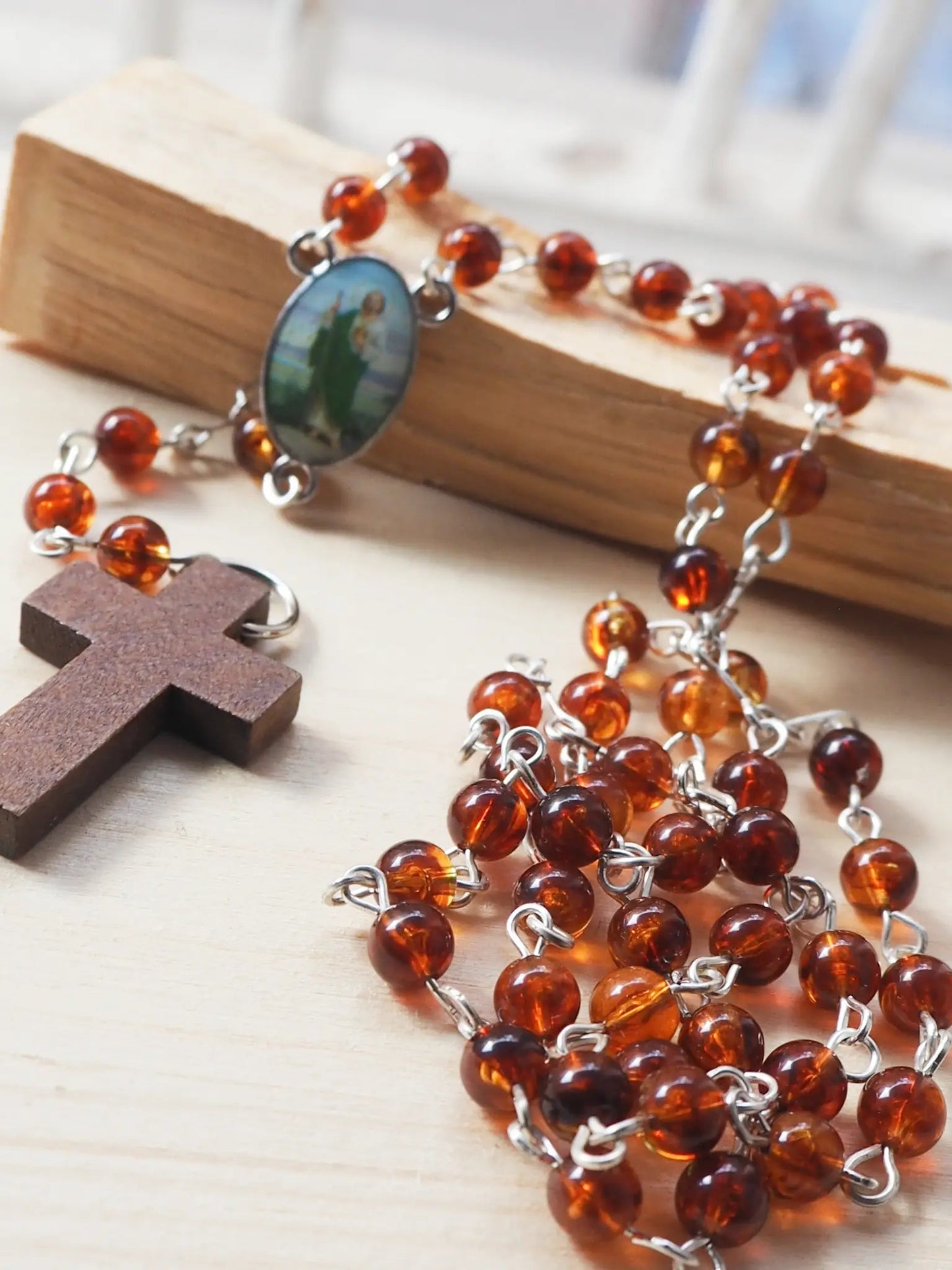 Rosario Cuquis San Judas Tadeo | Cuentas Acrílicas Marrones y Madera - My Cuqui Shop