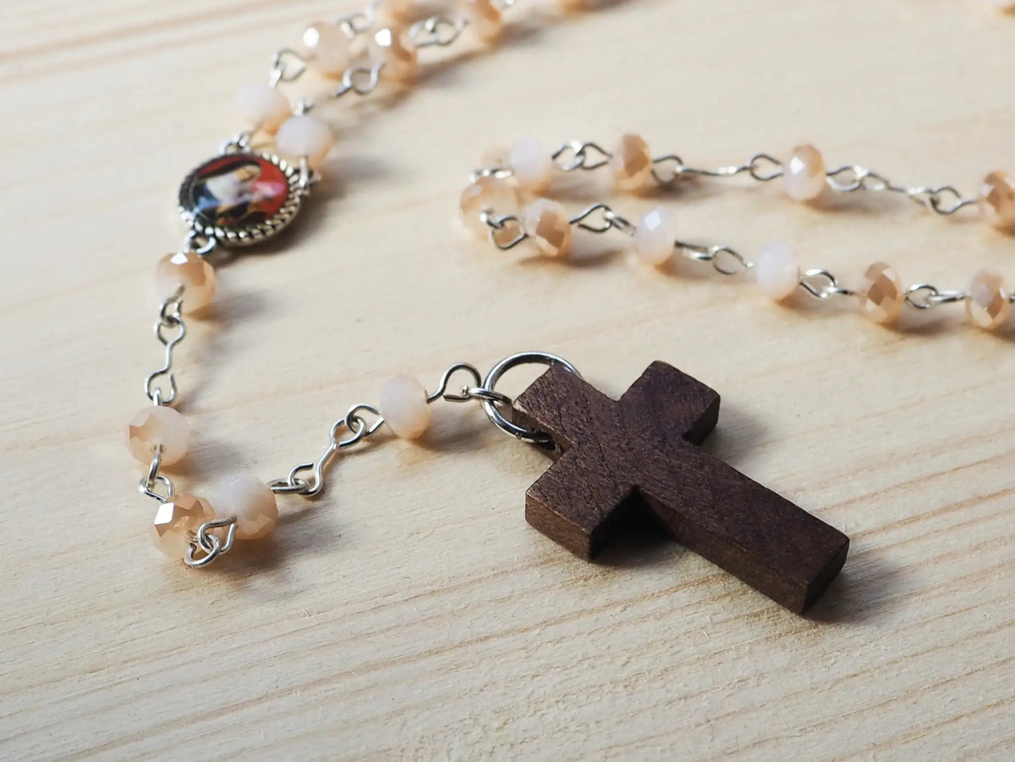 Rosario Cuquis Santa Rita de Casia | Cuentas Acrílicas Marrones y Madera - My Cuqui Shop