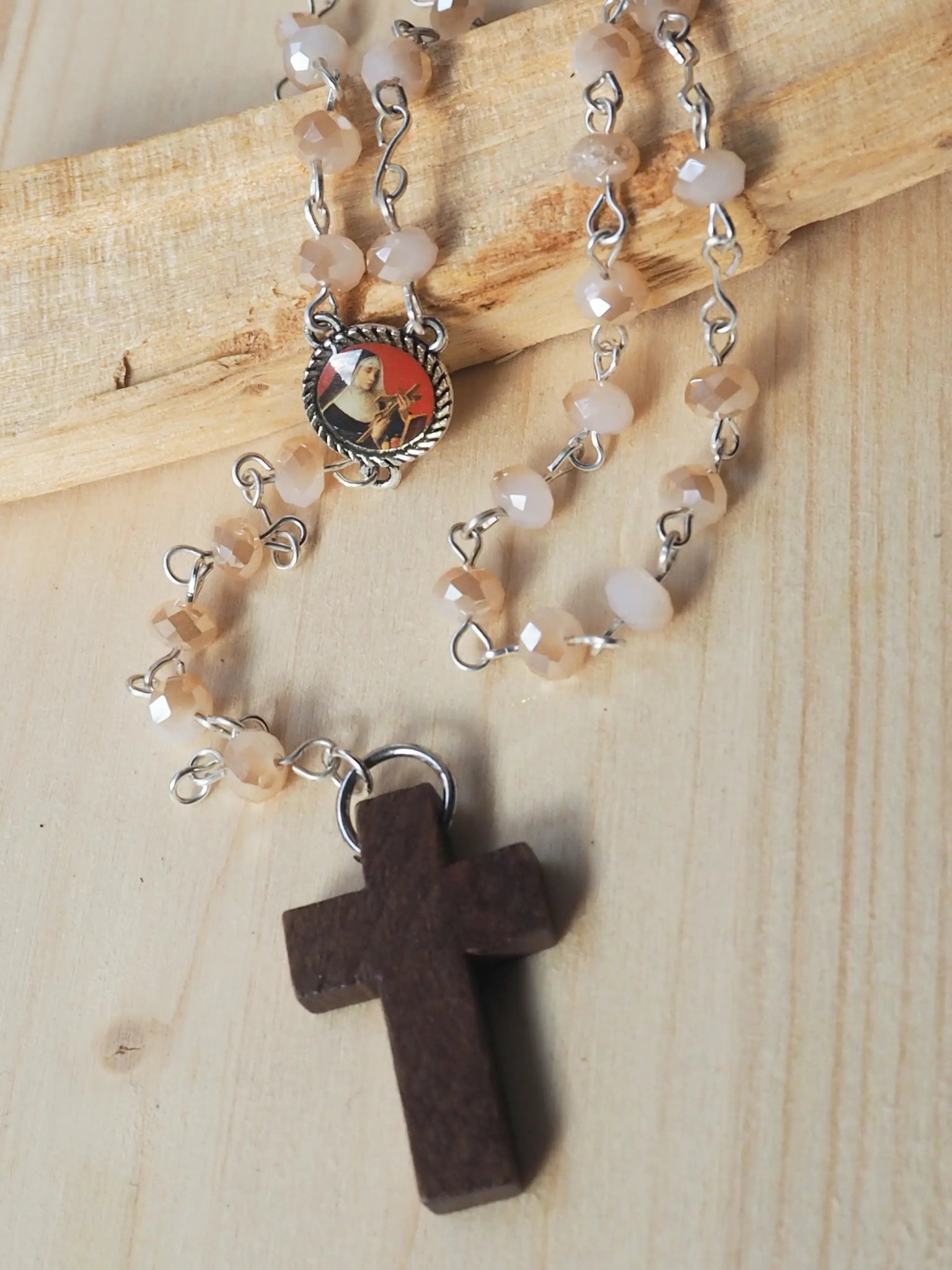 Rosario Cuquis Santa Rita de Casia | Cuentas Acrílicas Marrones y Madera - My Cuqui Shop