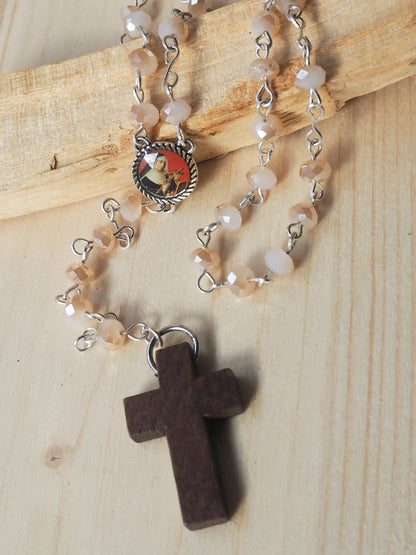 Rosario Cuquis Santa Rita de Casia | Cuentas Acrílicas Marrones y Madera - My Cuqui Shop