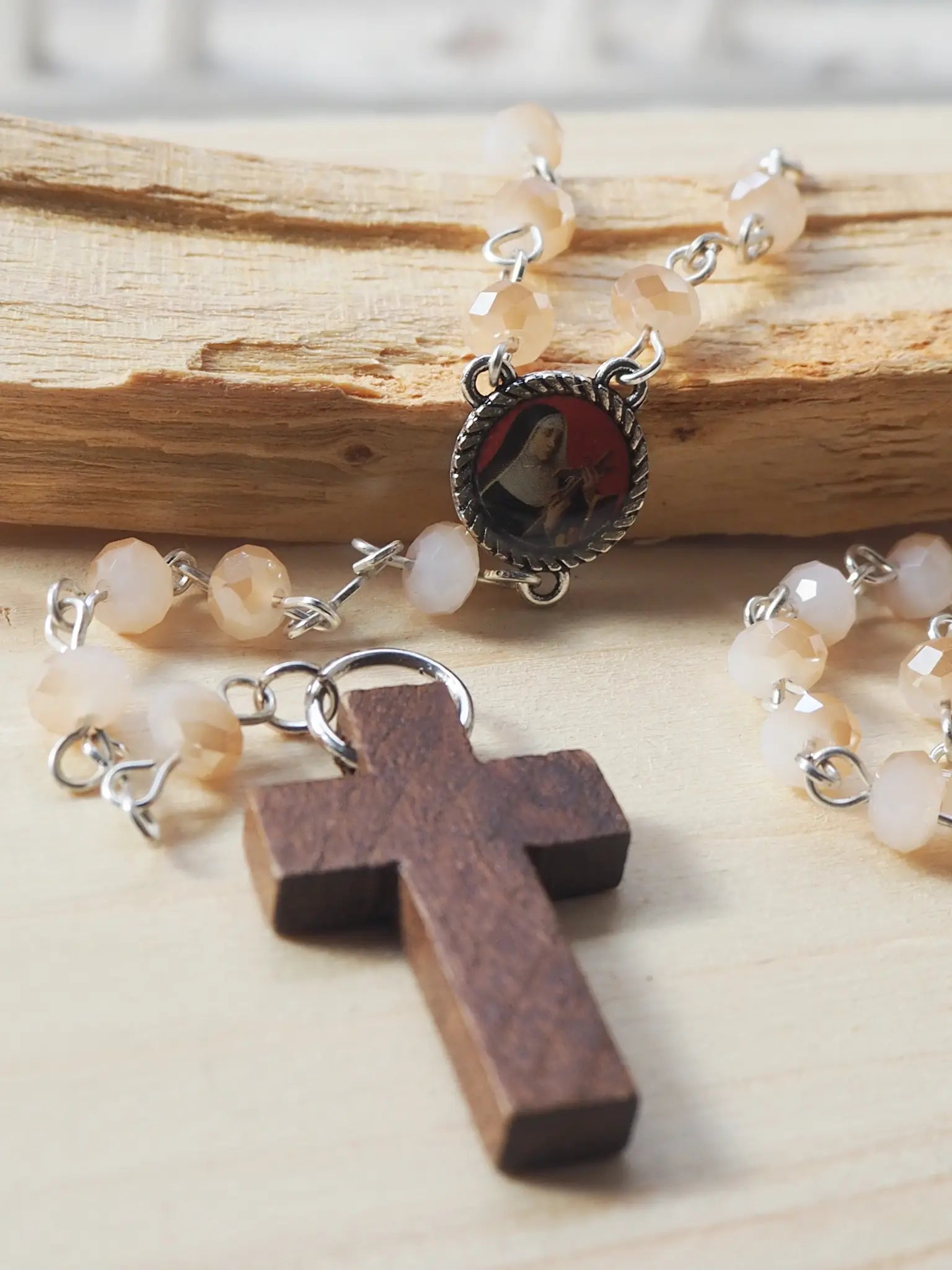 Rosario Cuquis Santa Rita de Casia | Cuentas Acrílicas Marrones y Madera - My Cuqui Shop