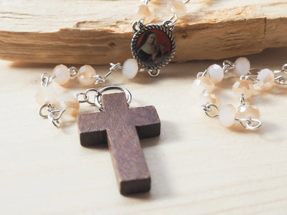 Rosario Cuquis Santa Rita de Casia | Cuentas Acrílicas Marrones y Madera - My Cuqui Shop