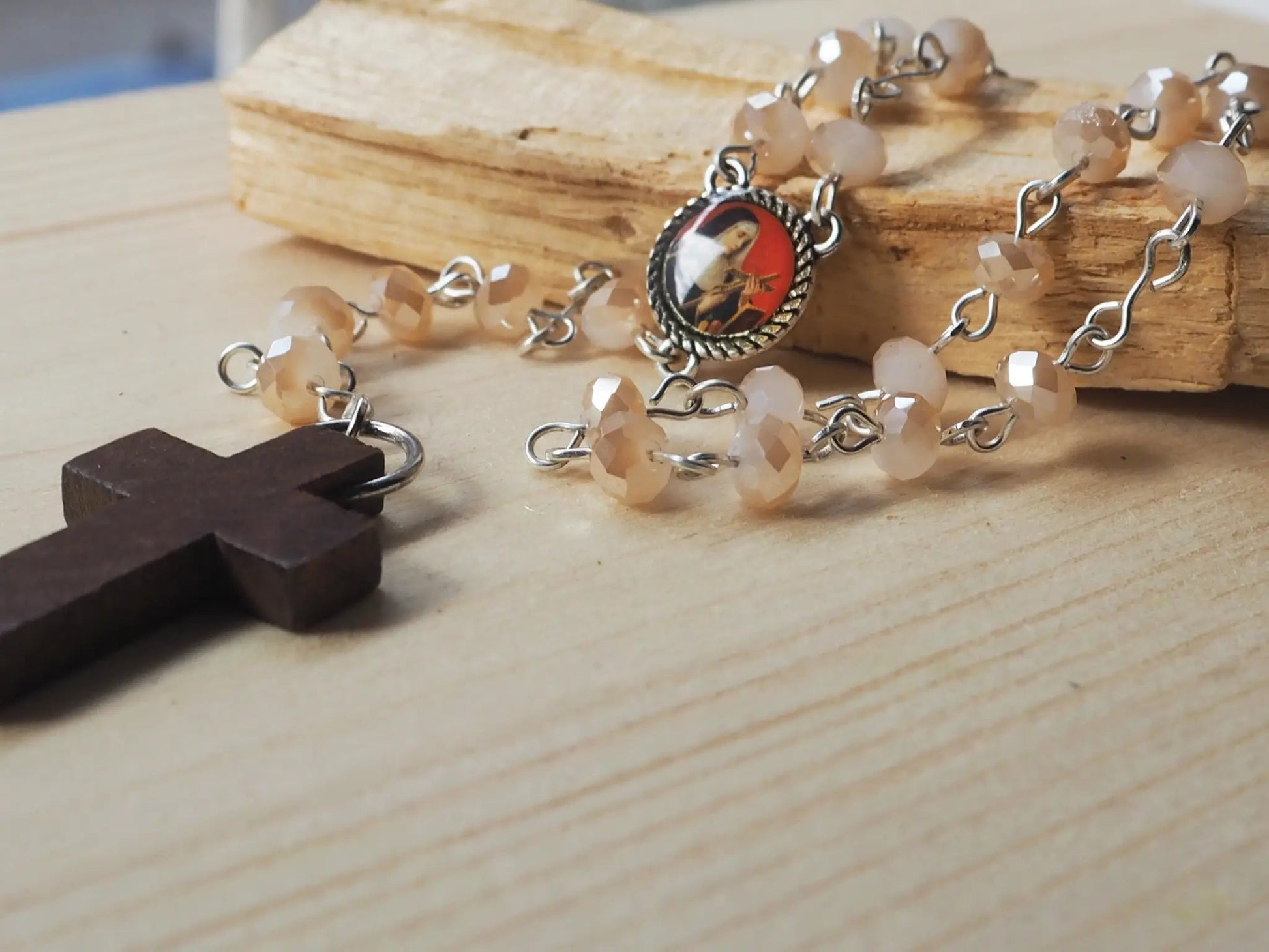 Rosario Cuquis Santa Rita de Casia | Cuentas Acrílicas Marrones y Madera - My Cuqui Shop