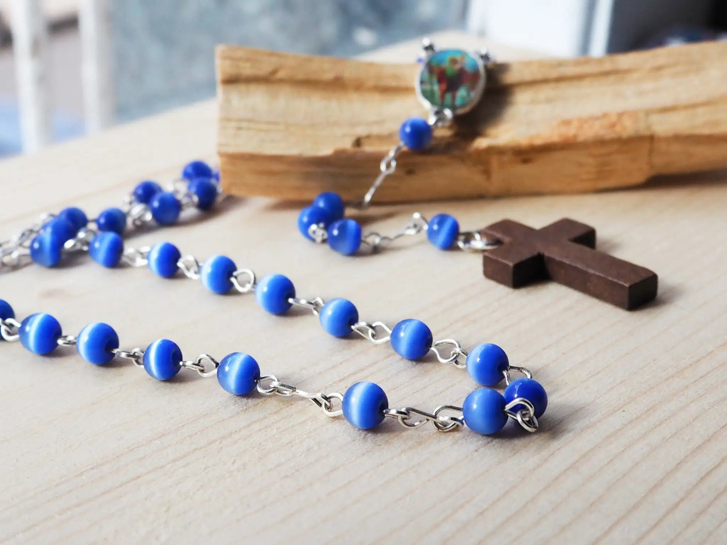 Descubre esta joya artesanal que es una verdadera pieza única: un rosario cuquis dedicado a Rosario  San Cristóbal